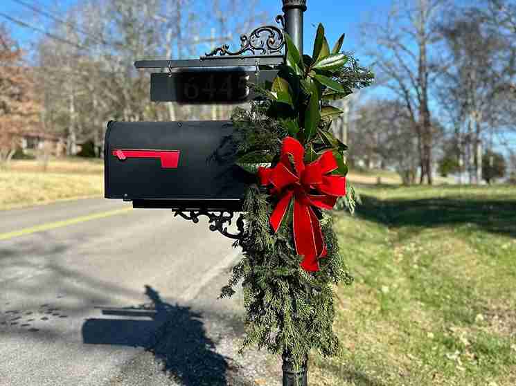 21 Mailbox Ideas to Elevate Your Curb Appeal and Showcase Your Style 8 21 Mailbox Ideas to Elevate Your Curb Appeal and Showcase Your Style 7